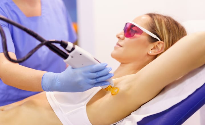 una mujer haciéndose un tratamiento de depilación láser